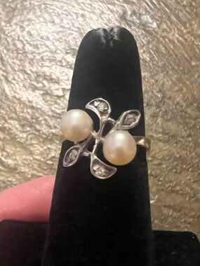 Vantel Pearls Creamy White Double Pearl Leaf Ring